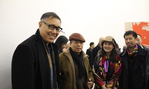 批评家巫鸿(左一),艺术家尚扬(左二)在展览现场 批评家巫鸿(左一),艺术家尚扬(左二)在展览现场